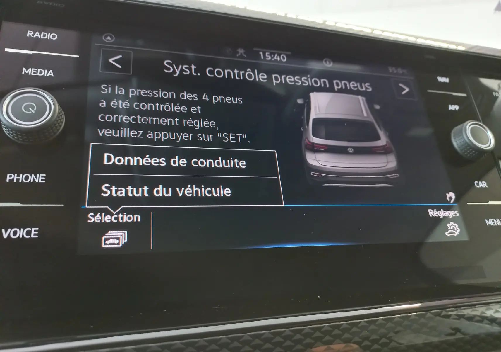 Écran tactile intérieur du Volkswagen Taigo 2025 montrant le système de contrôle de pression des pneus.