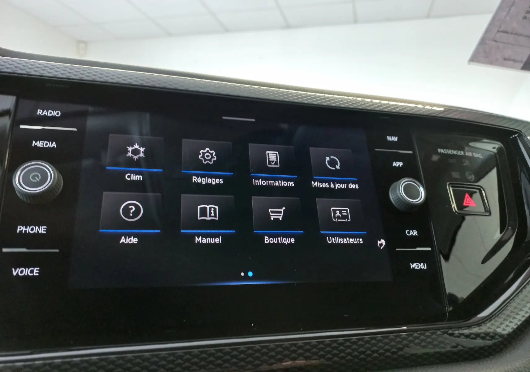 Écran tactile central du tableau de bord du Volkswagen Taigo 2025, affichant le menu des réglages et aides.