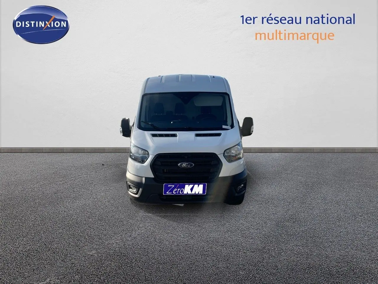 Vue frontale d'un fourgon Ford Transit blanc 2023 avec calandre noire et rétroviseurs latéraux visibles.
