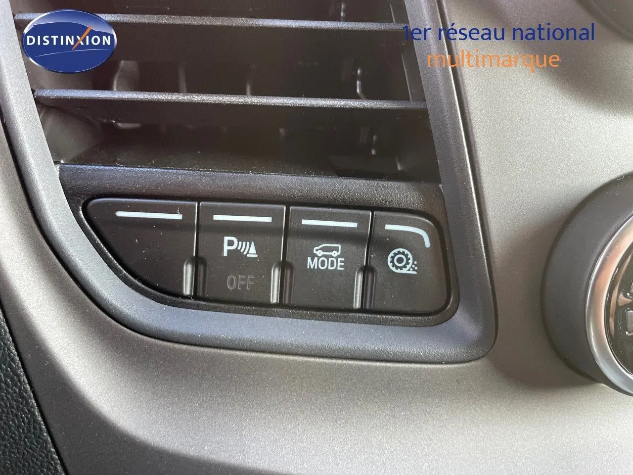 Gros plan sur les boutons de commande du tableau de bord du Ford Transit Fourgon blanc, version 2023.