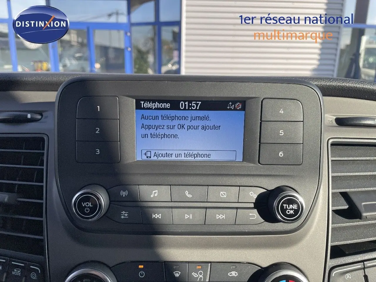 Tableau de bord du Ford Transit Fourgon 2023, affichage multimédia avec options téléphone et commandes audio visibles.