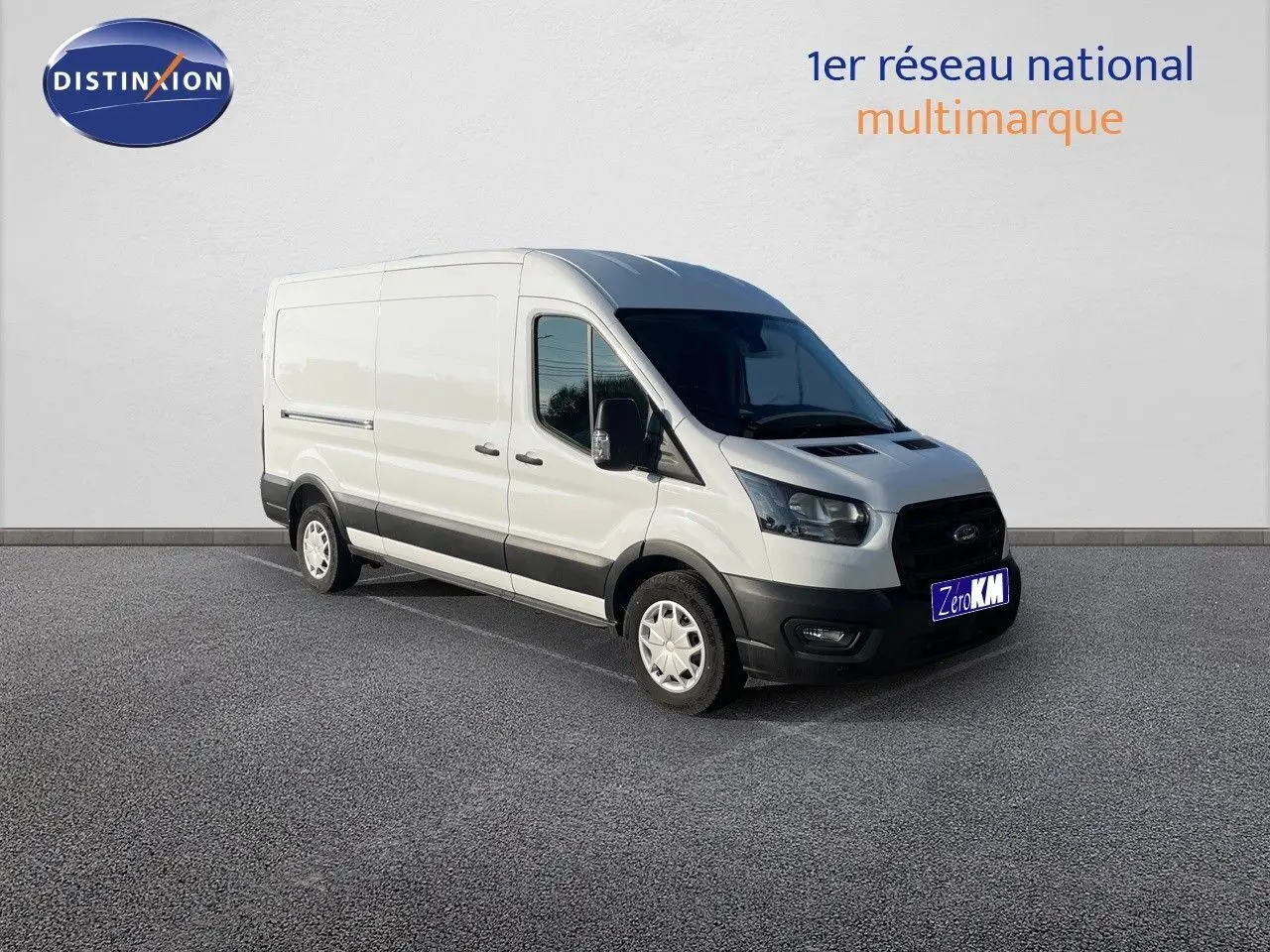 Ford Transit Fourgon blanc vu en 3/4 avant droit sur fond neutre, avec pare-chocs noirs et jantes acier.