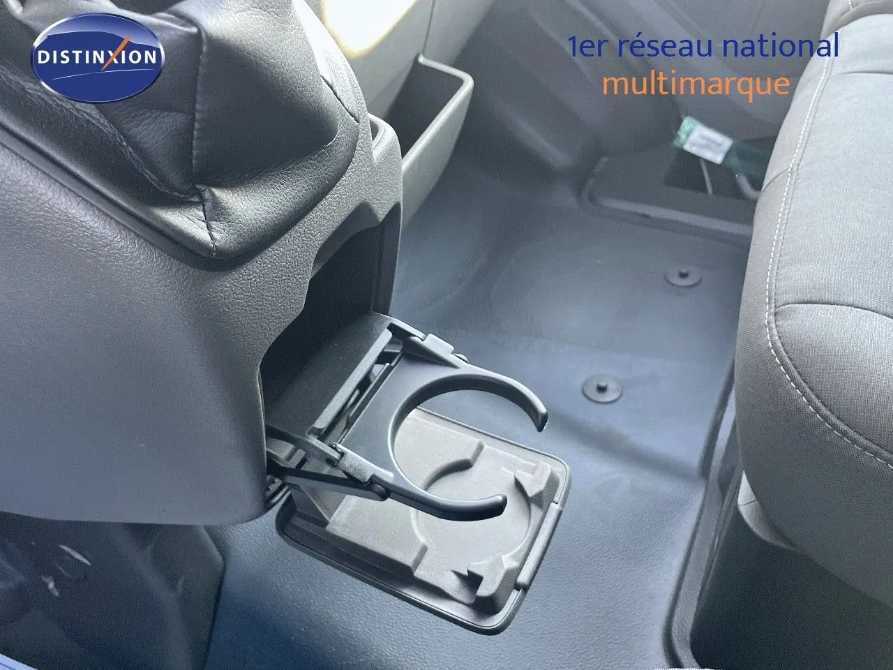 Porte-gobelet déployé côté conducteur dans l'habitacle du Ford Transit Fourgon blanc 2023.