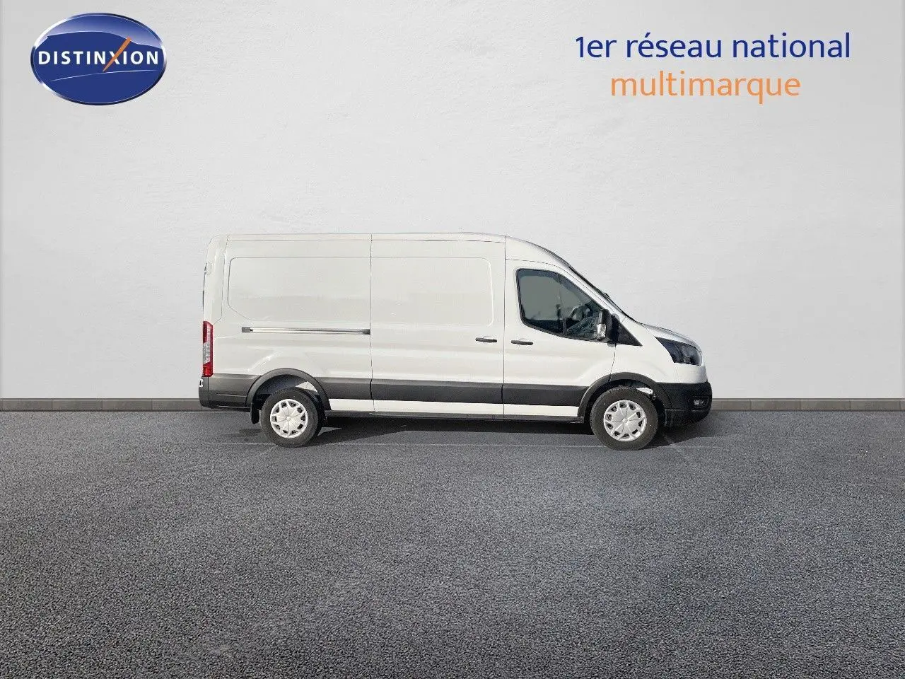 Vue de profil côté gauche d'un fourgon Ford Transit blanc 350 L3H2 2023 avec bande noire inférieure et jantes acier.