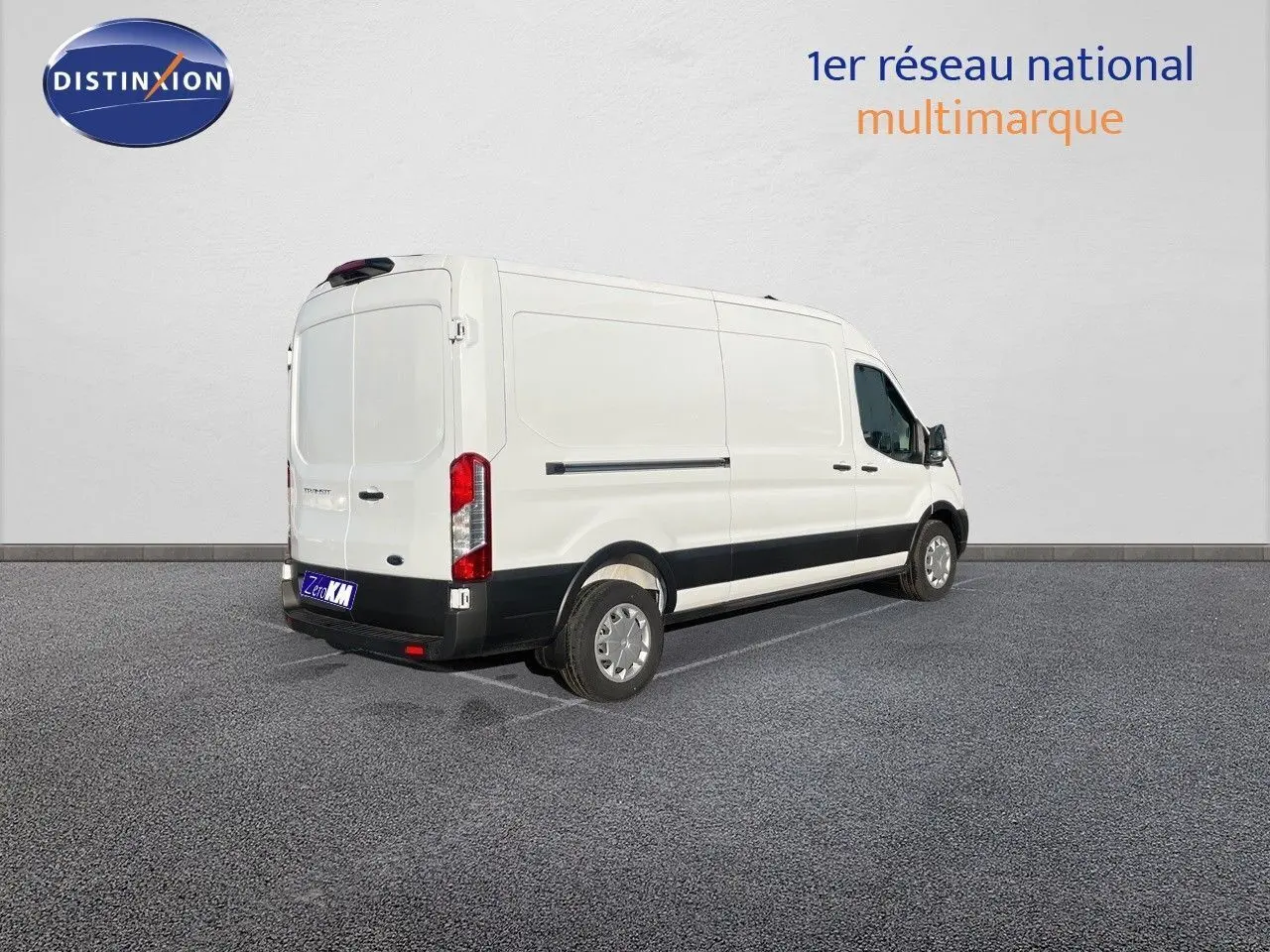 Vue 3/4 arrière droit d'un Ford Transit Fourgon blanc 2023 avec porte latérale et jantes acier.