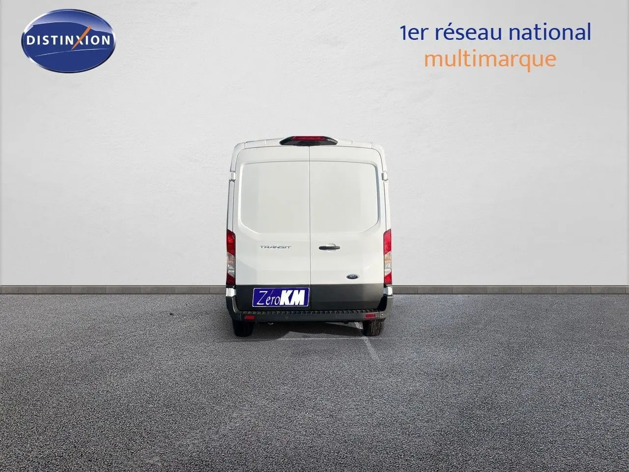 Vue arrière d'un fourgon Ford Transit blanc 2023, avec portes battantes et feux rouges verticaux.