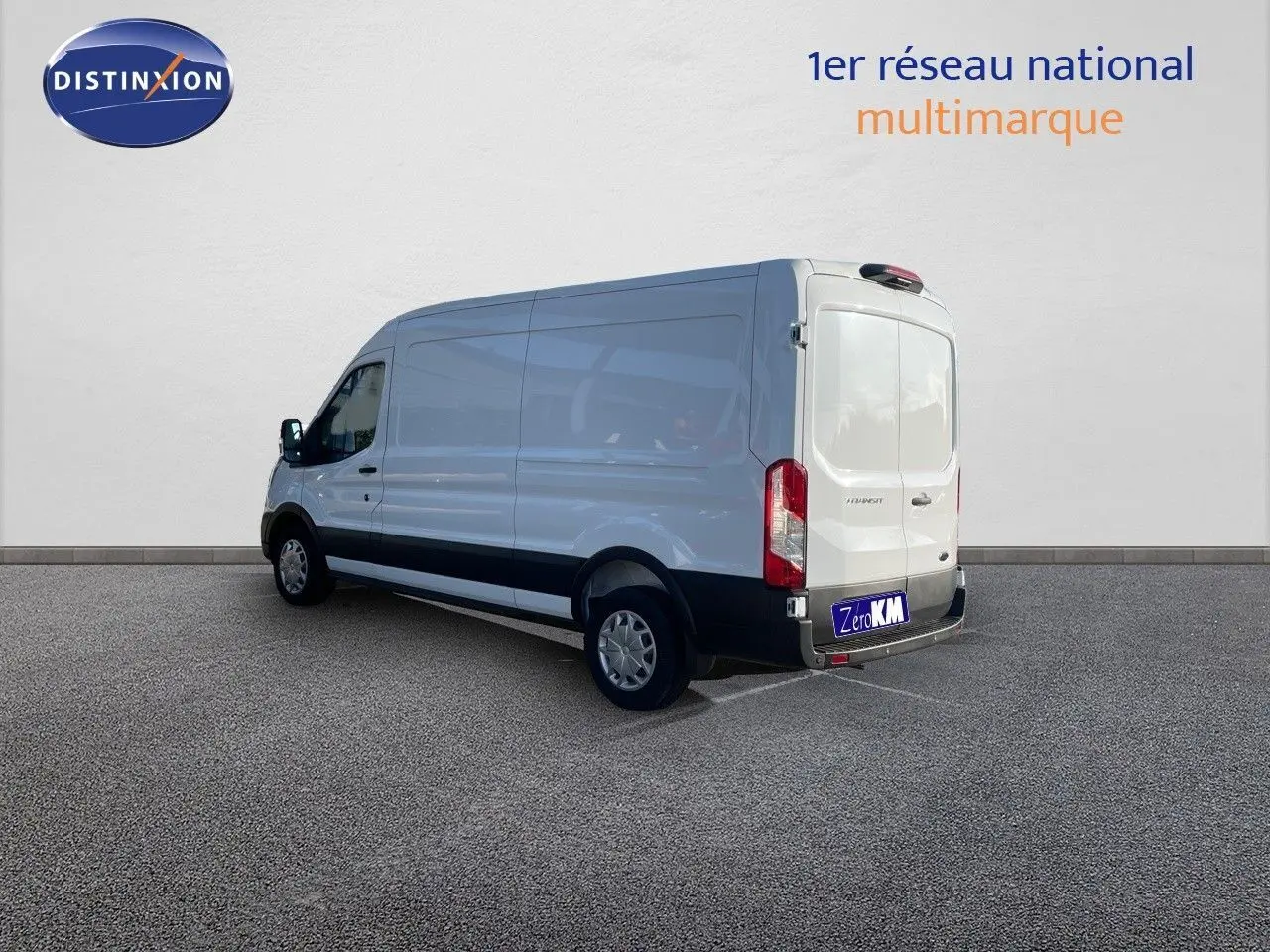 Ford Transit Fourgon blanc vu en 3/4 arrière droit sur fond neutre, avec porte latérale et hayon fermé.