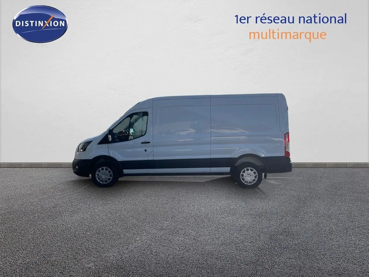Vue de profil côté gauche d'un fourgon Ford Transit blanc 2023 avec porte latérale et jantes acier.