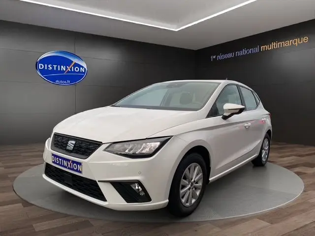 SEAT Ibiza 1.0 MPI 80 Style blanc candy vue 3/4 avant droit en intérieur sur plateau rotatif.