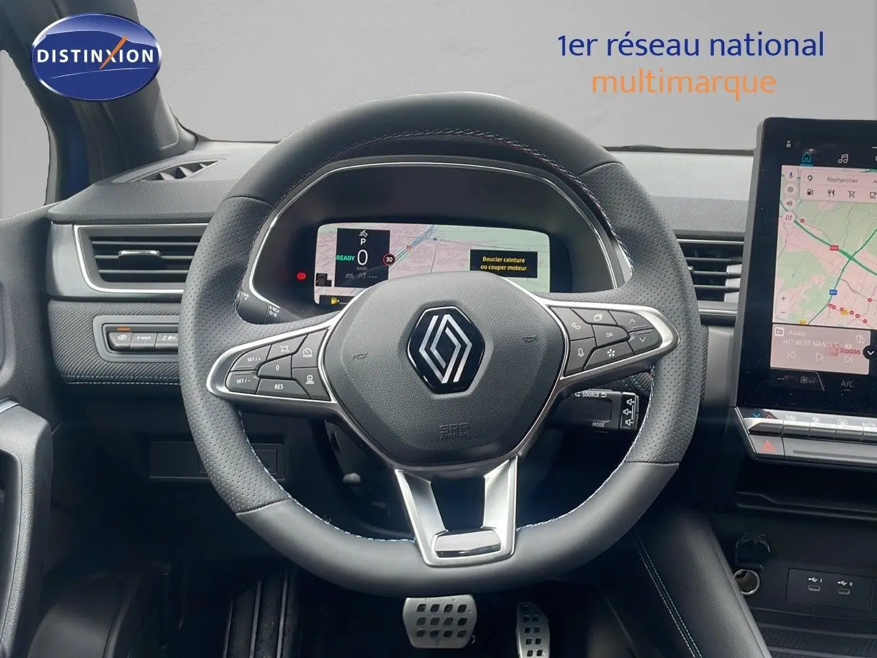 Vue rapprochée du volant multifonction et du tableau de bord numérique du Renault Captur E-Tech hybride 2025.