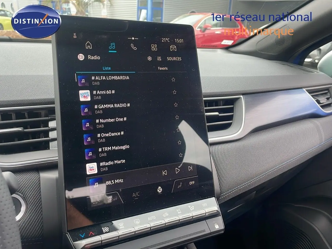 Vue intérieure du tableau de bord du Renault Captur E-Tech hybride 2025 avec écran tactile central et détails en bleu gris.
