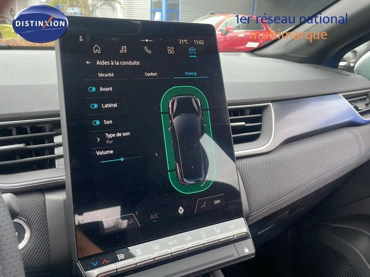 Vue intérieure du tableau de bord du Renault Captur E-Tech Hybrid 2025 avec écran tactile affichant les aides à la conduite.