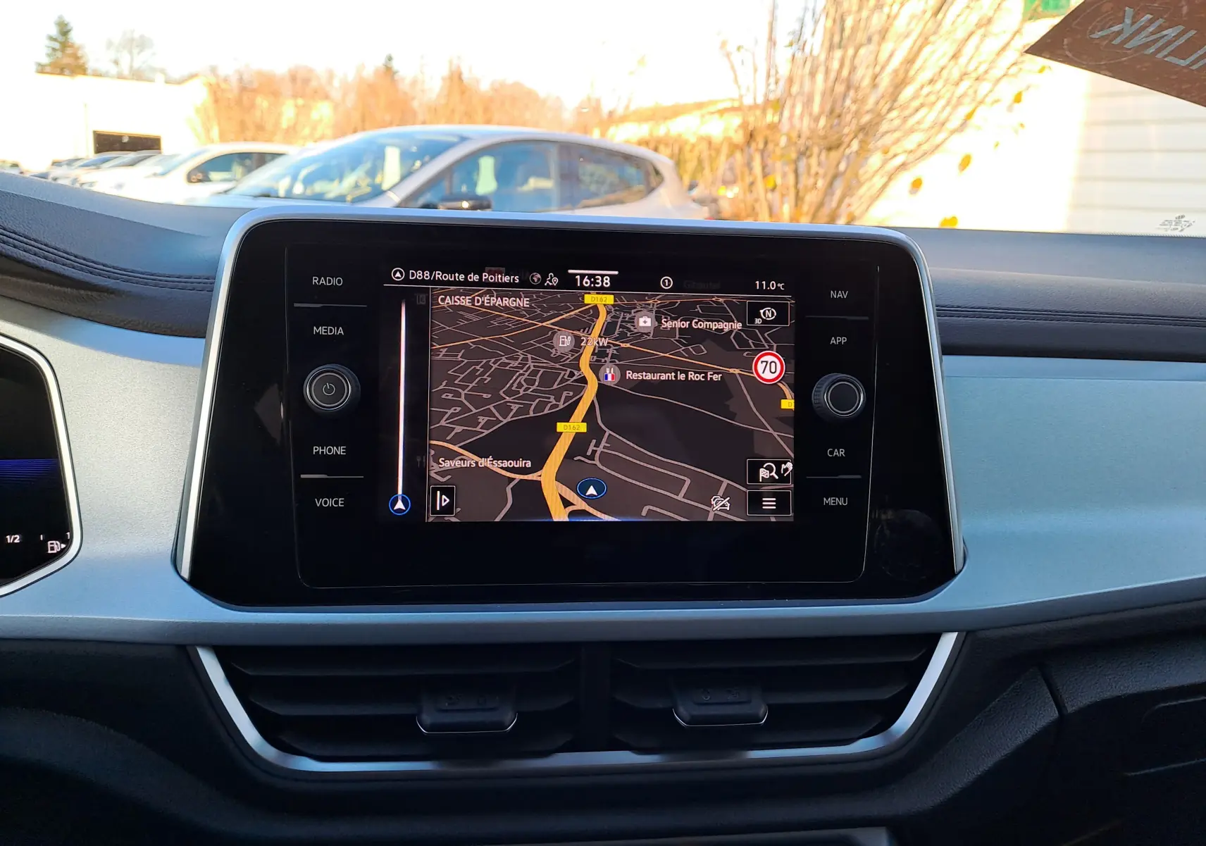 Écran tactile central du Volkswagen T-Roc gris Ascot 2025 affichant la navigation GPS, vue intérieure avant.