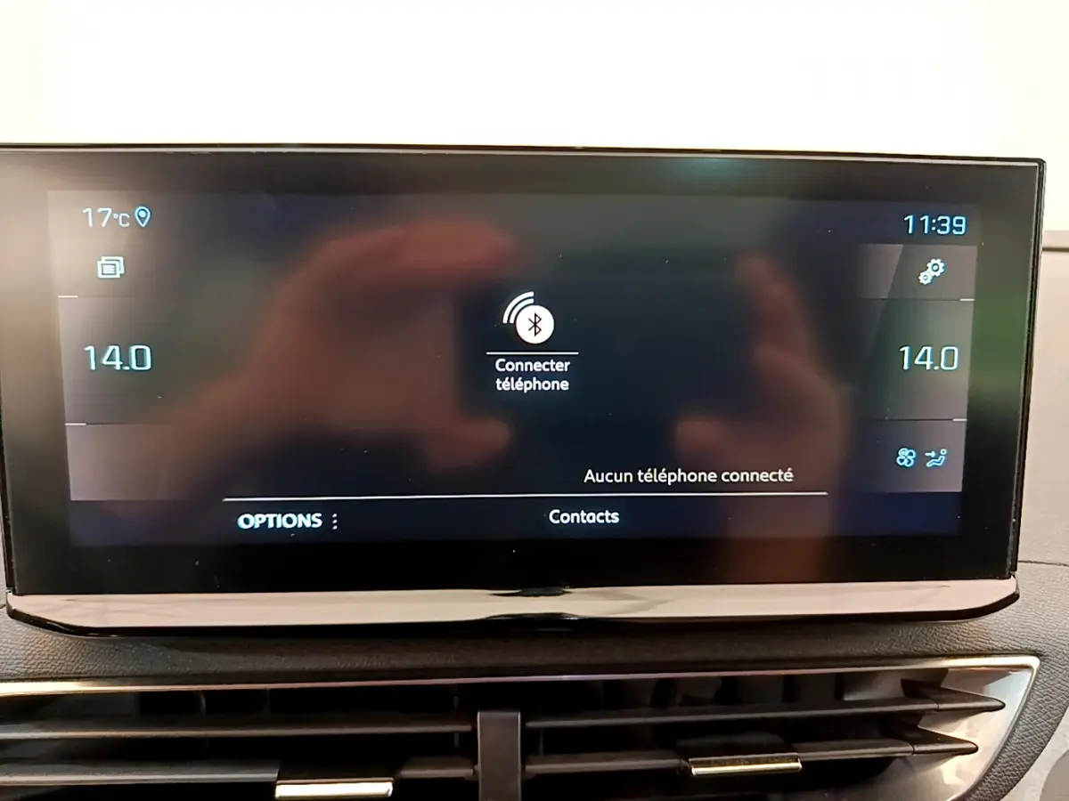 Écran tactile central du tableau de bord du Peugeot 3008 GT 2021 affichant la connexion Bluetooth et la température à 14 degrés.