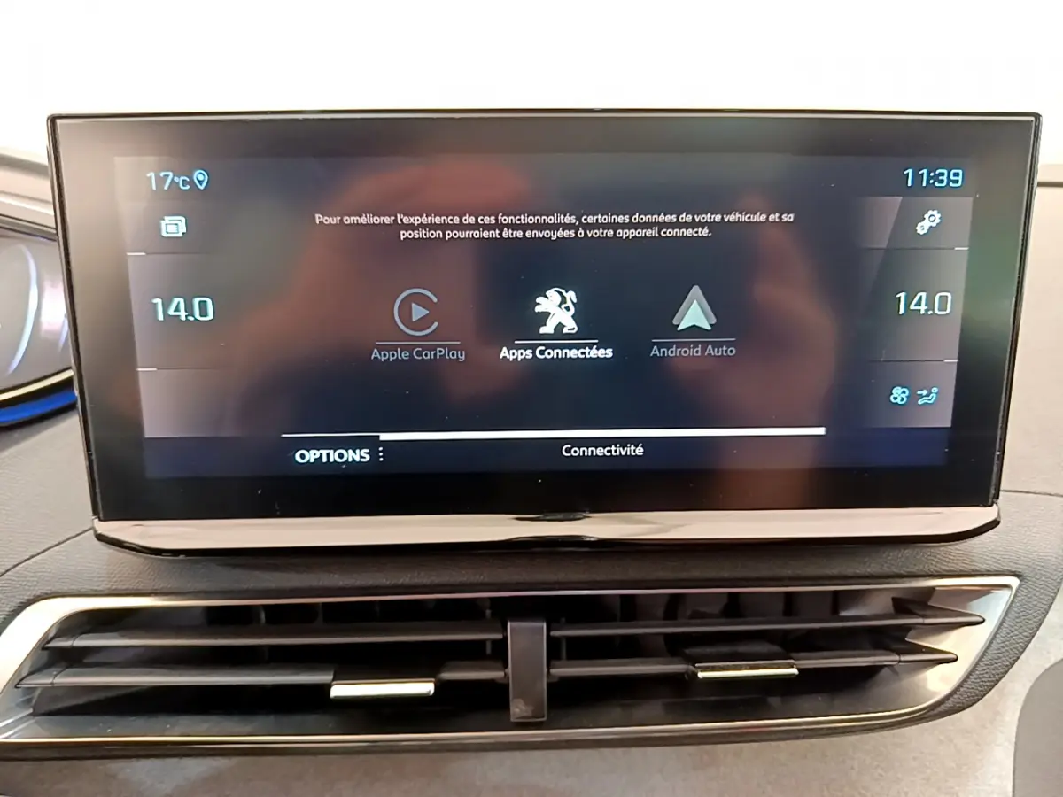 Écran tactile central du tableau de bord du Peugeot 3008 GT rouge, affichant Apple CarPlay et Android Auto.