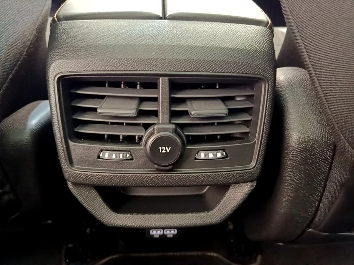 Vue rapprochée des aérateurs arrière noirs avec prise 12V et commandes de ventilation du Peugeot 3008 GT rouge 2021.