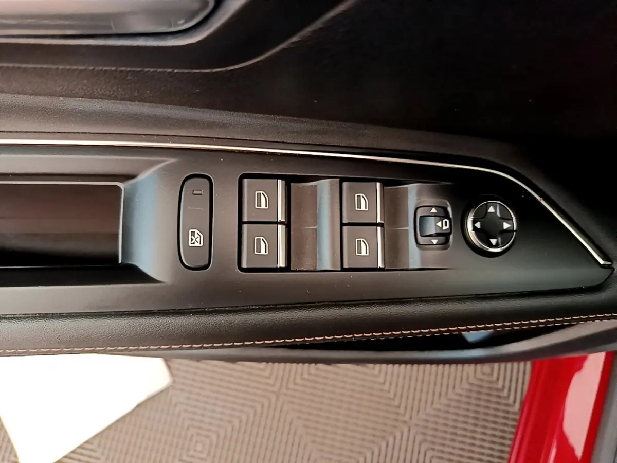 Gros plan sur les commandes de vitres et rétroviseurs côté conducteur du PEUGEOT 3008 rouge 2021.