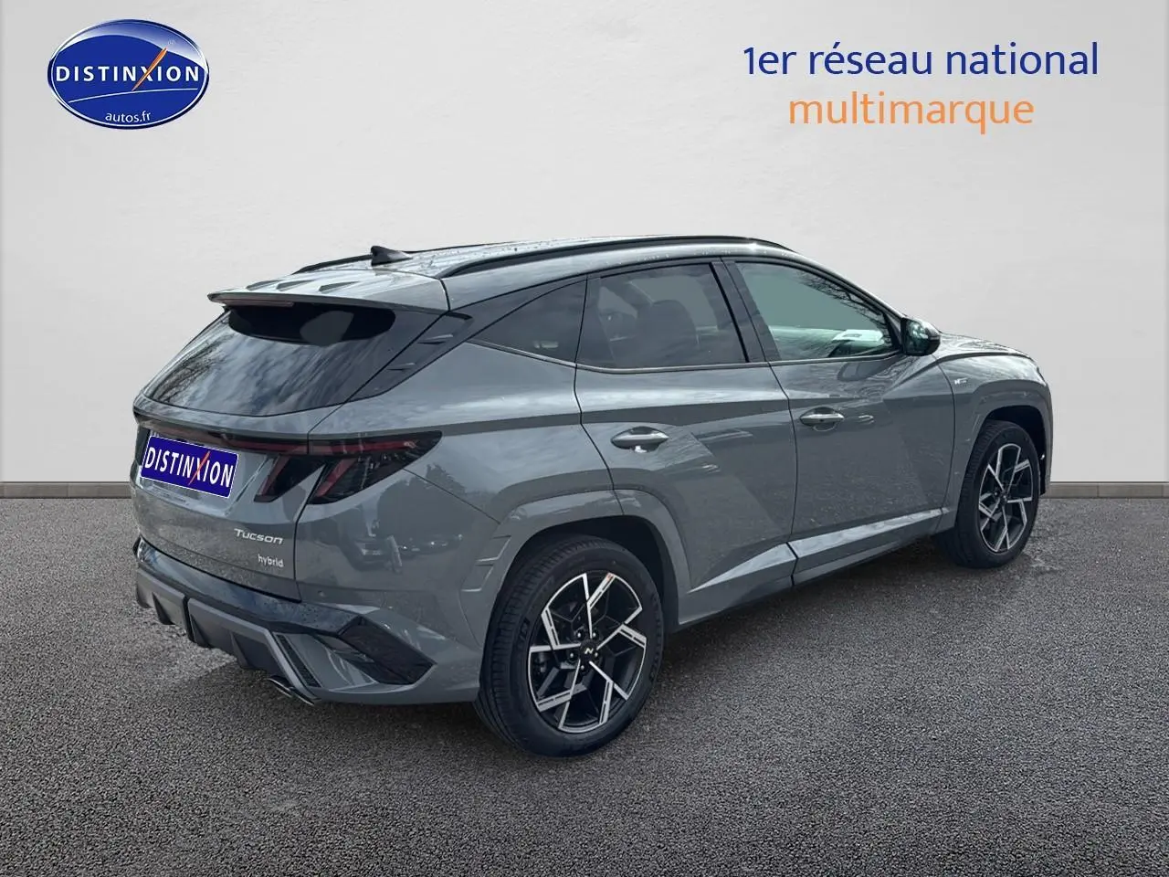 Vue 3/4 arrière droite du Hyundai Tucson 2026 gris Shadow avec jantes alliage 19 pouces et toit noir.