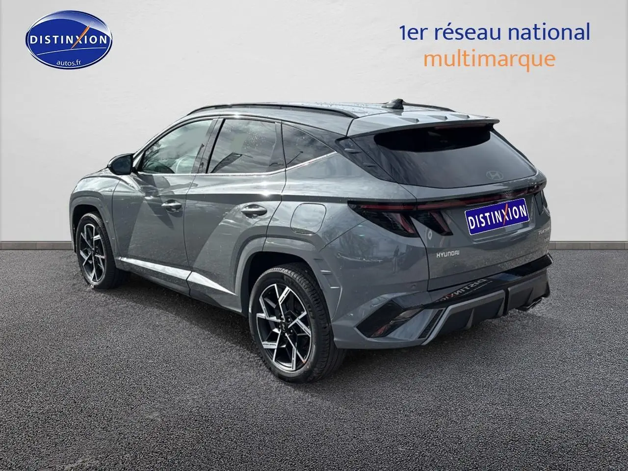 Vue 3/4 arrière droite du Hyundai Tucson 2026 gris Shadow avec jantes alliage 19 pouces et feux arrière LED.