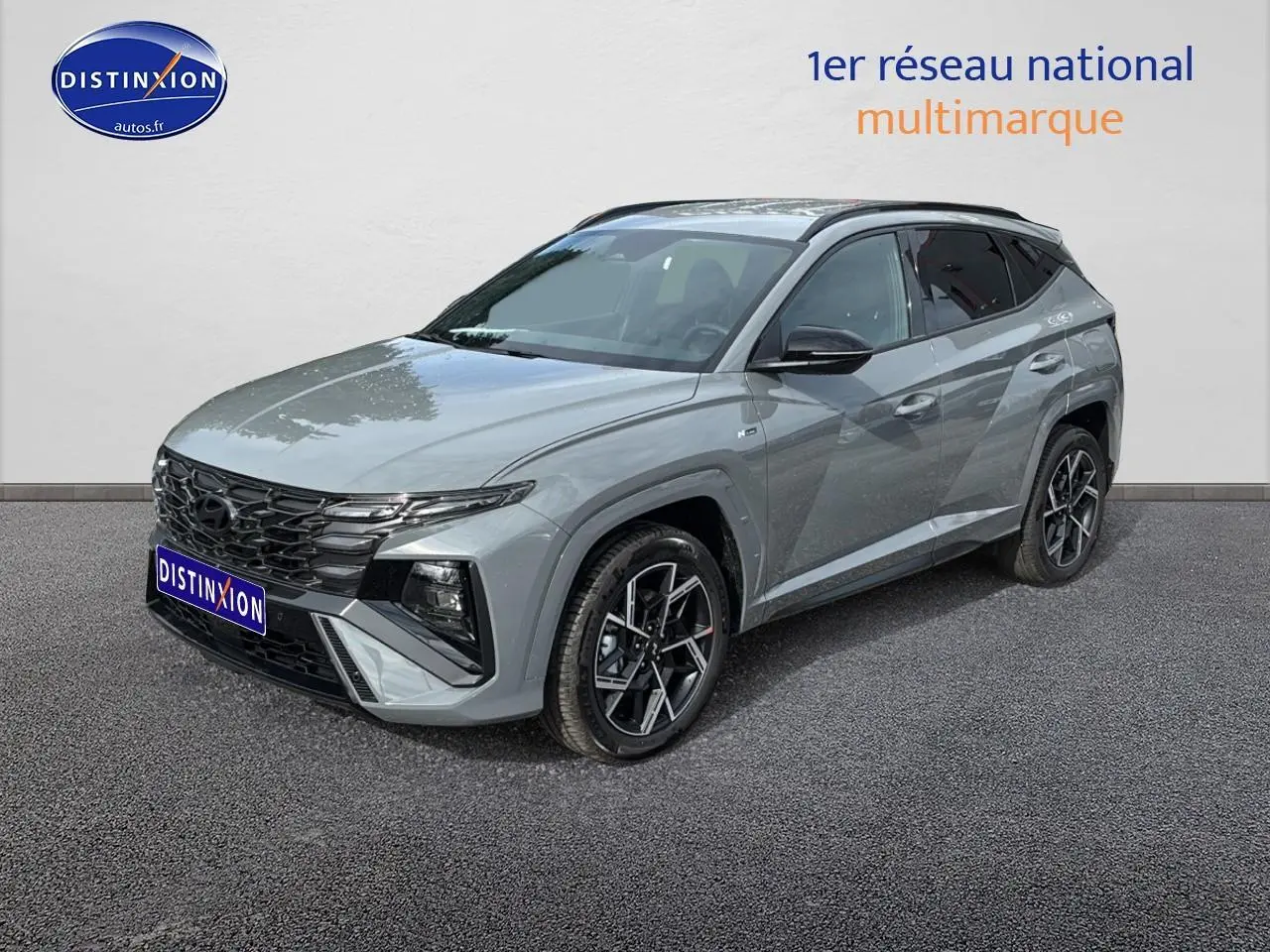 Hyundai Tucson 2026 gris shadow en 3/4 avant droit avec jantes alliage et calandre noire brillante.