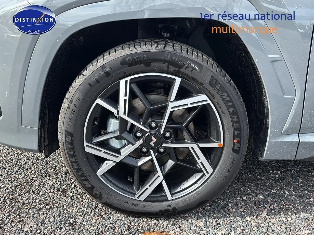 Gros plan sur la roue avant gauche du Hyundai Tucson 2026 gris shadow avec jante alliage 19 pouces N Line.