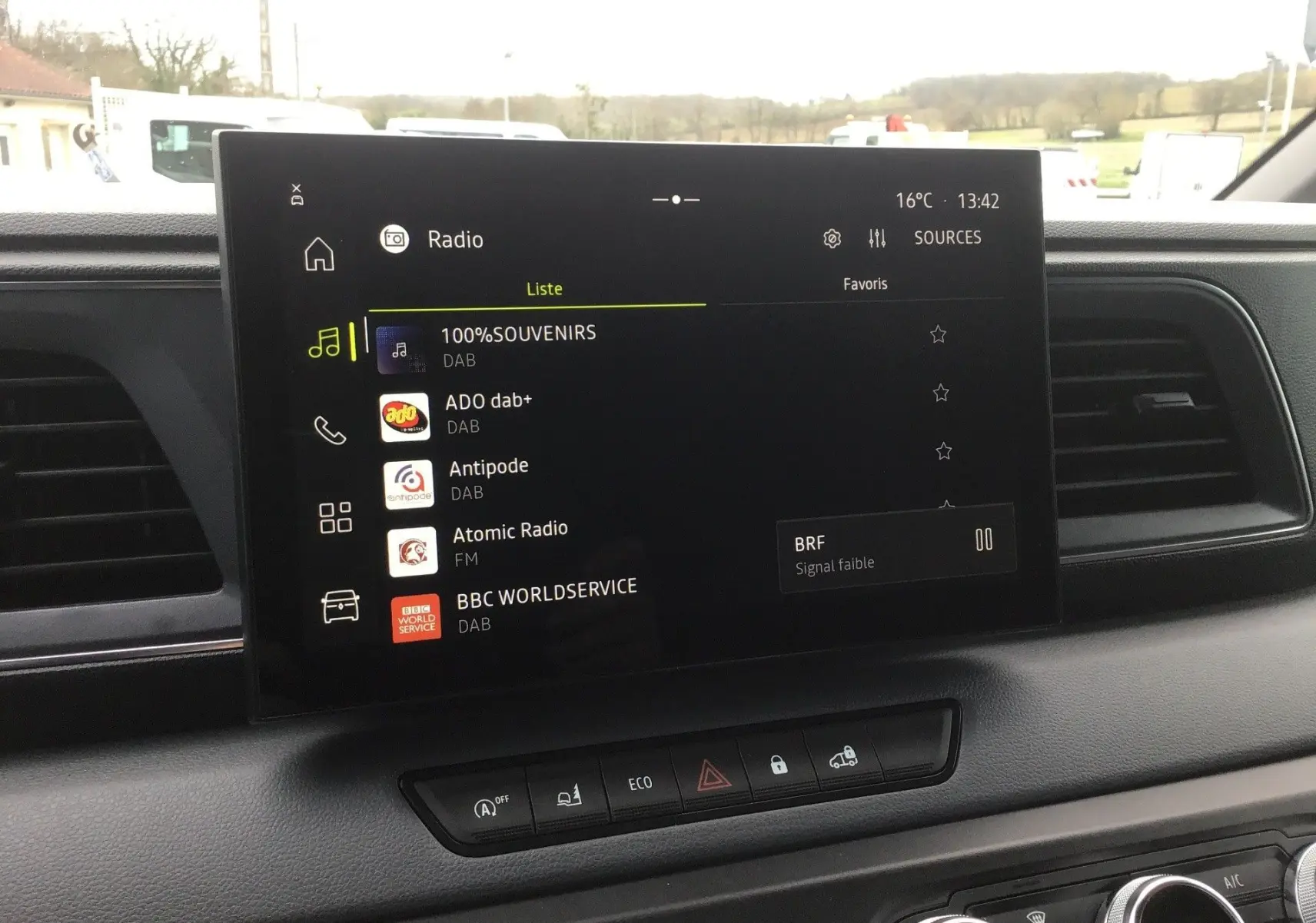 Écran tactile central du tableau de bord du Renault Master blanc 2026 affichant les stations radio DAB et FM.
