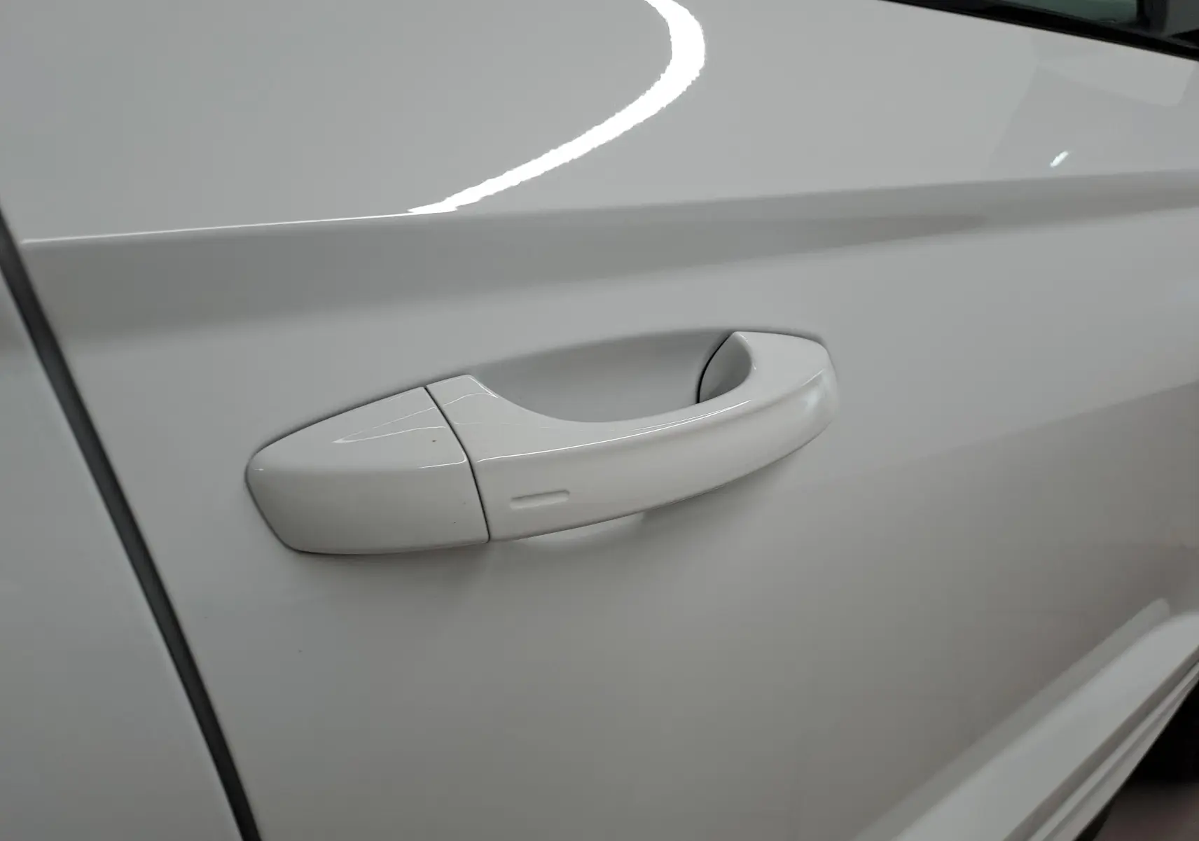 Poignée de porte blanche lune côté gauche du Skoda Karoq 1.5 TSI 150 DSG7 Sportline 2025, vue en gros plan.