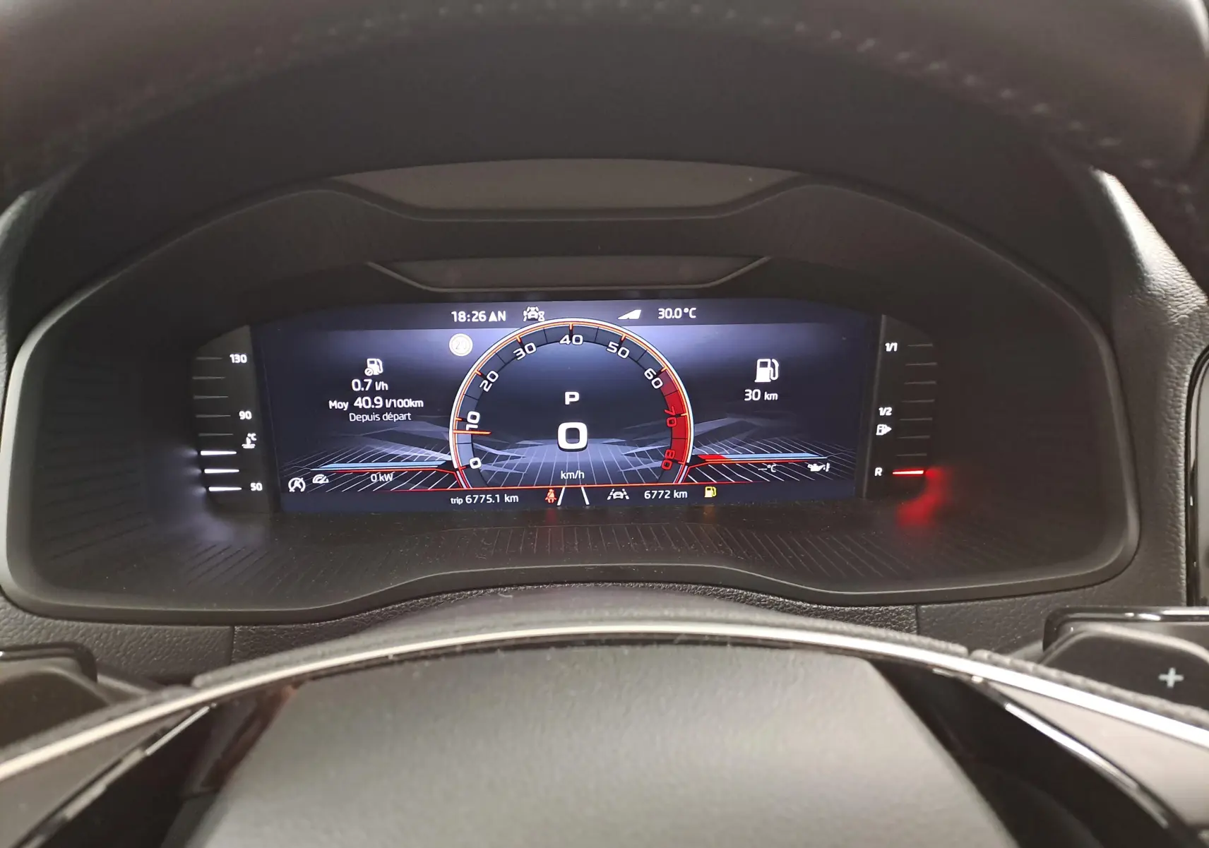 Tableau de bord numérique du Skoda Karoq 1.5 TSI 150 DSG7 Sportline, affichage vitesse et informations véhicule.