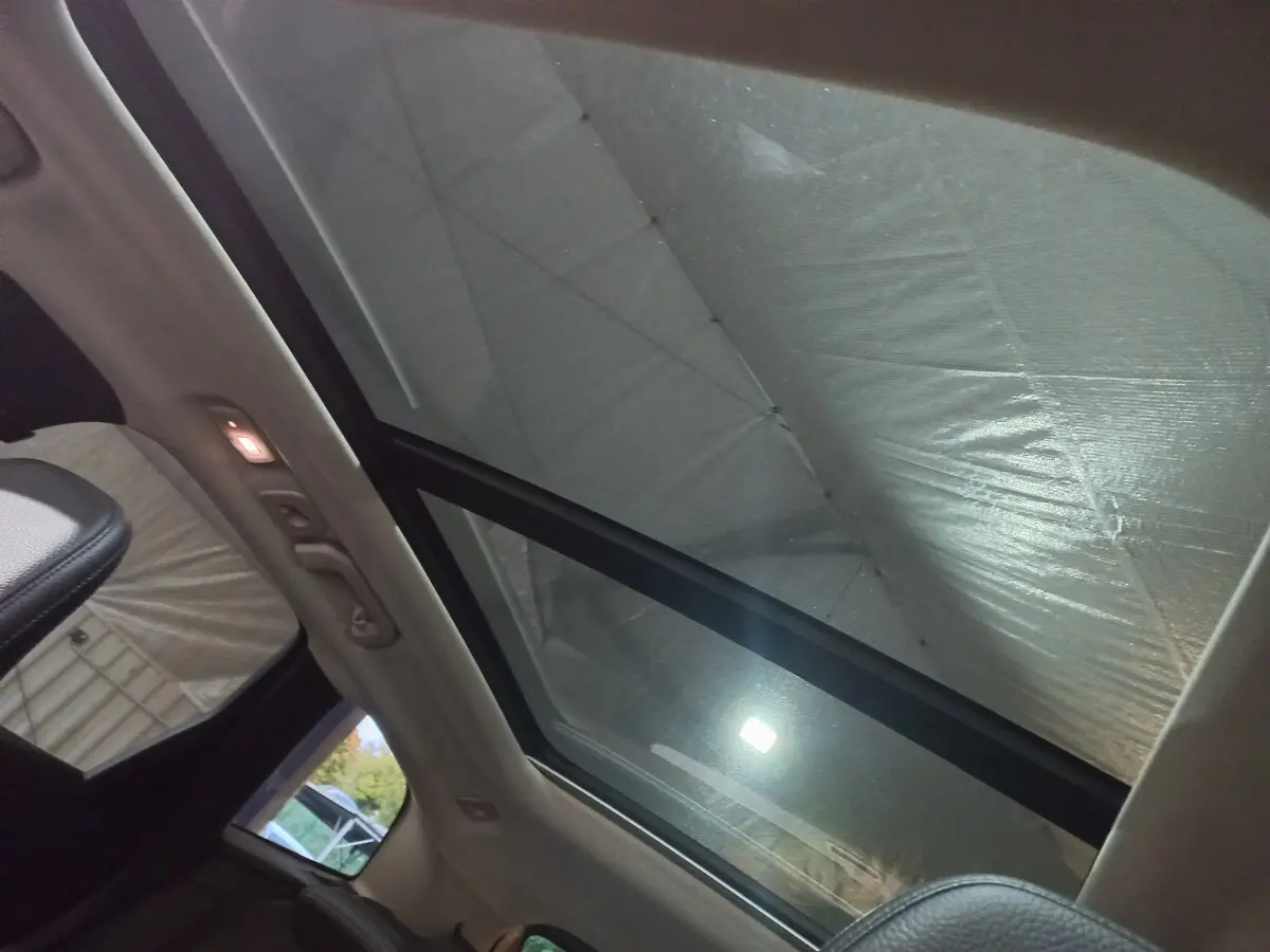 Toit panoramique en verre vu de l'intérieur arrière droit du Volvo XC60 B4 gris clair 2022