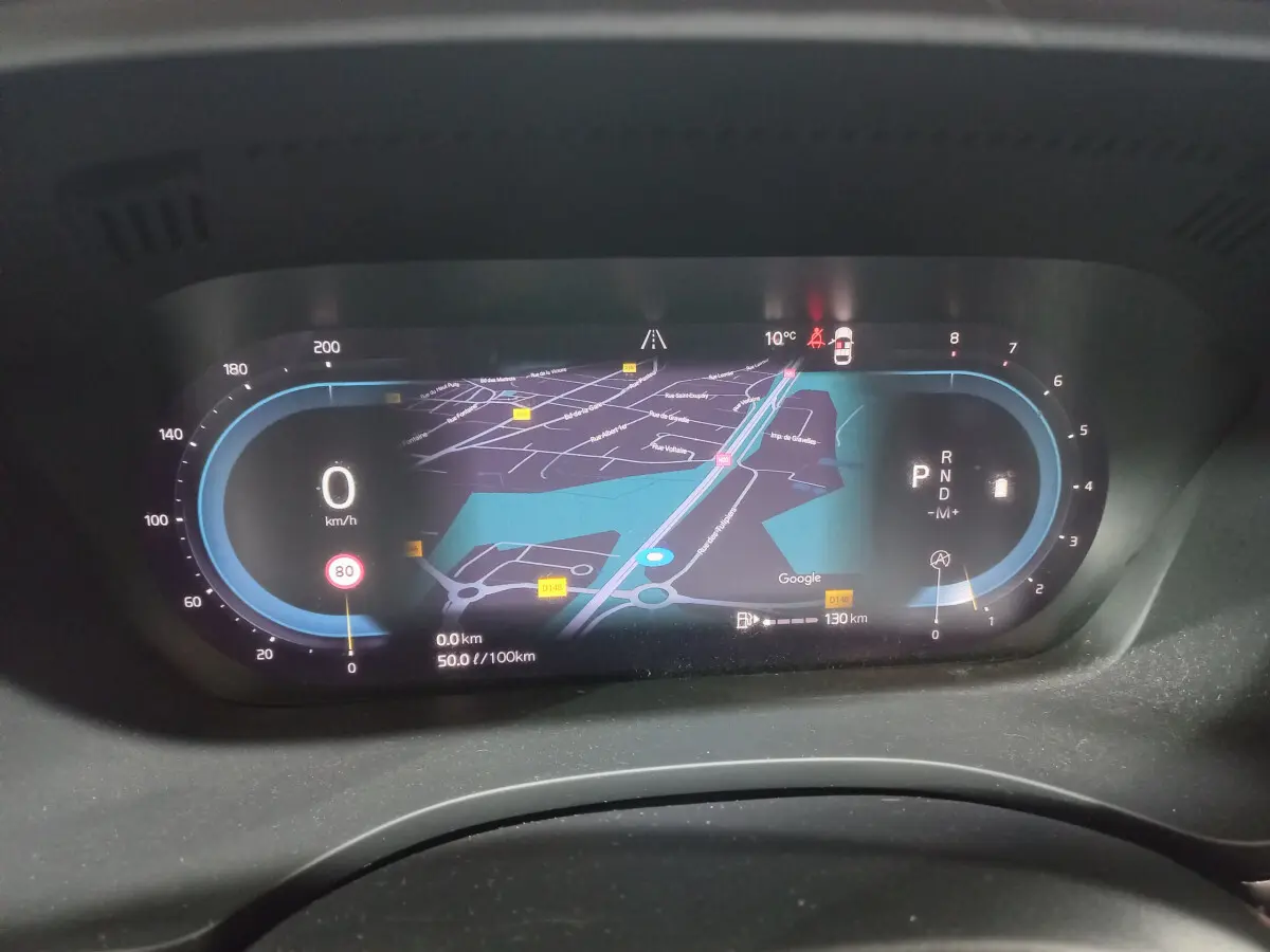 Affichage numérique du tableau de bord du Volvo XC60 B4 2022, avec navigation et vitesse à 0 km/h.