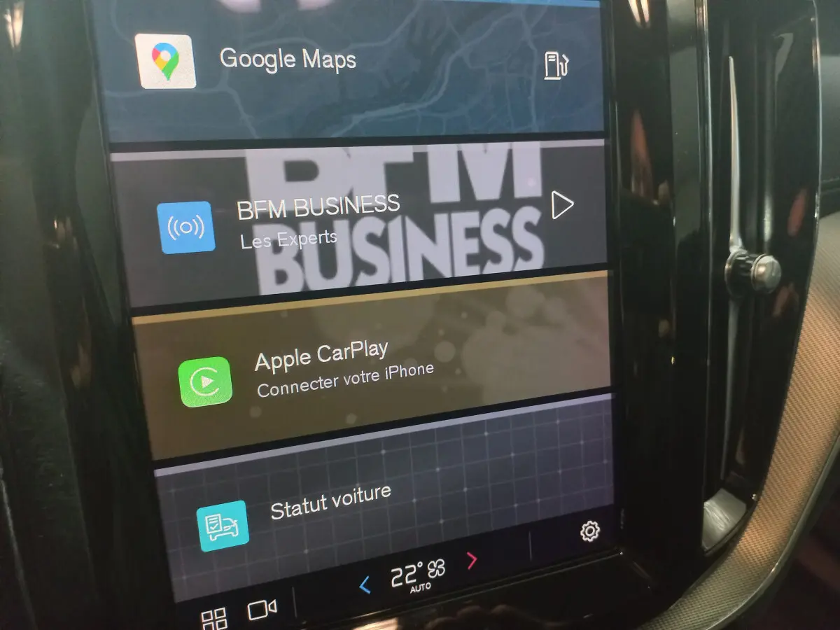 Écran tactile central du tableau de bord du Volvo XC60 gris clair, affichant Apple CarPlay et Google Maps.