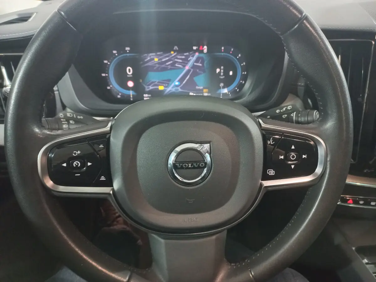 Volant cuir noir avec commandes multifonctions et tableau de bord numérique du Volvo XC60 gris clair 2022 B4 Inscription