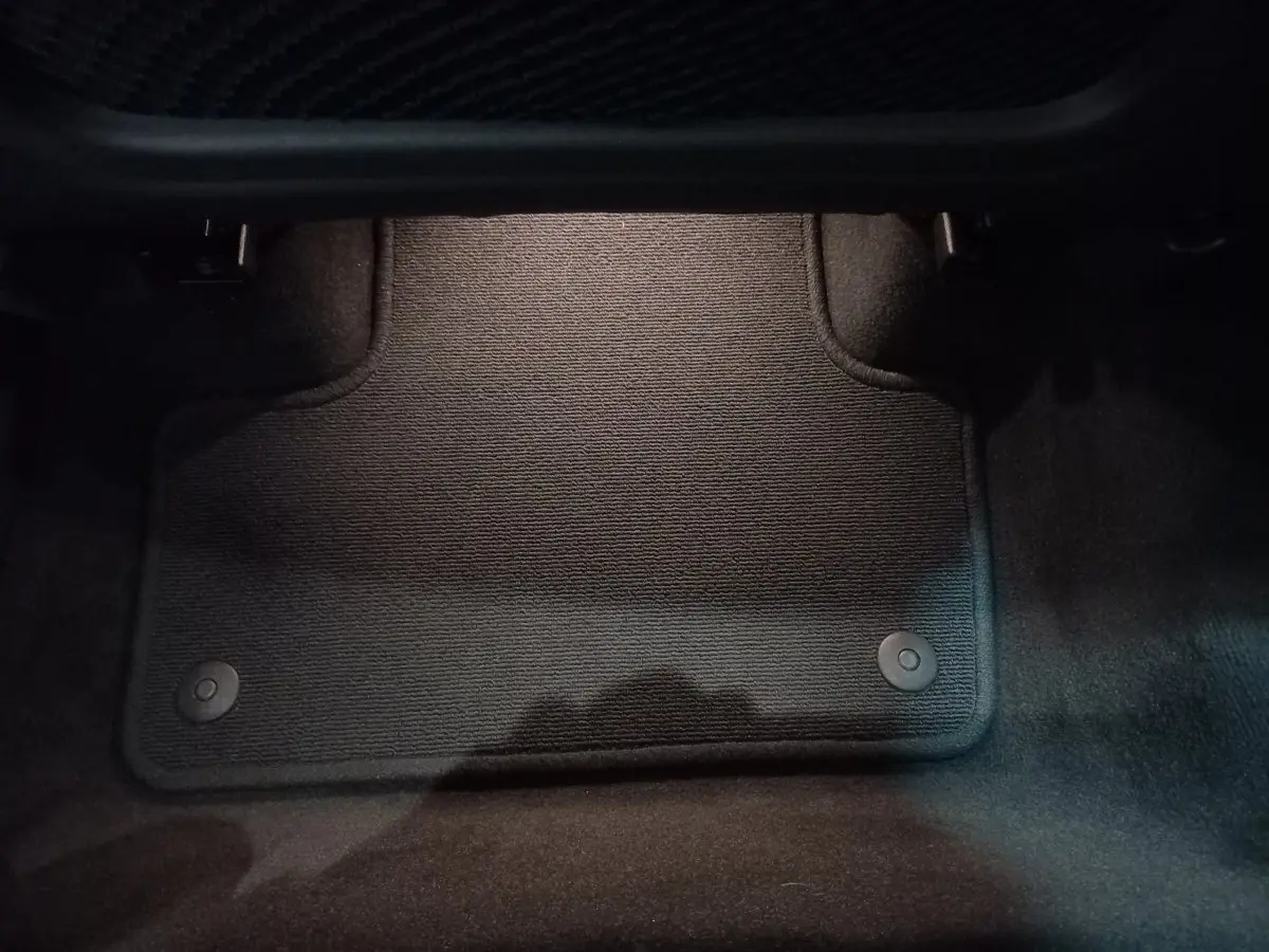 Tapis de sol noir côté passager avant du Volvo XC60 B4 197 Geartronic 8 Inscription 2022.