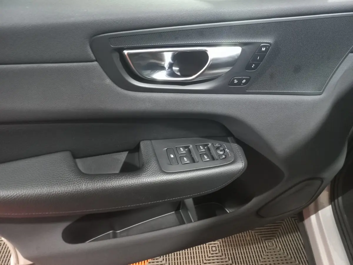 Poignée intérieure et commandes des vitres côté conducteur du Volvo XC60 B4 gris clair, finition Inscription.