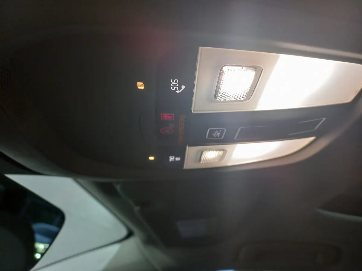 Plafonnier intérieur allumé avec commandes SOS et éclairages de lecture du Volvo XC60 gris clair B4 2022.