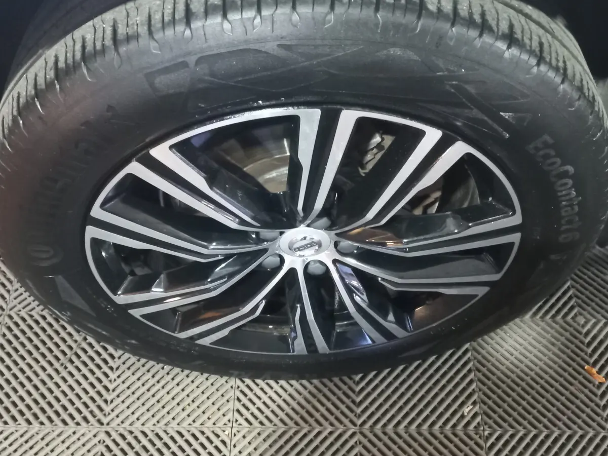 Gros plan sur la jante alliage noire et argentée du Volvo XC60 B4 2022 avec pneu Continental EcoContact 6 visible