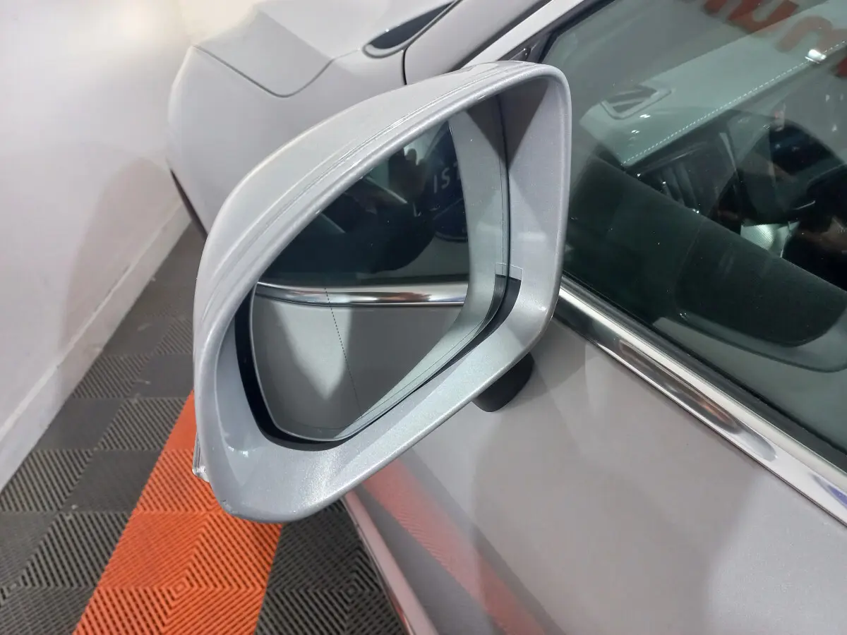 Rétroviseur côté gauche gris clair du Volvo XC60 B4 197 Geartronic 8 Inscription 2022, vue rapprochée sur porte et vitre.