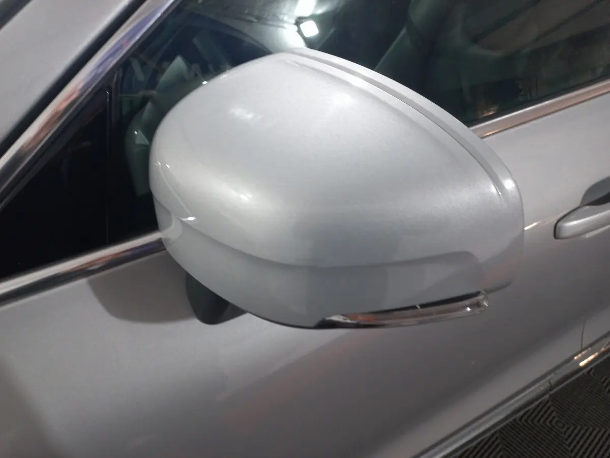 Rétroviseur droit gris clair du Volvo XC60 B4 197 Geartronic 8 Inscription 2022 avec clignotant intégré.