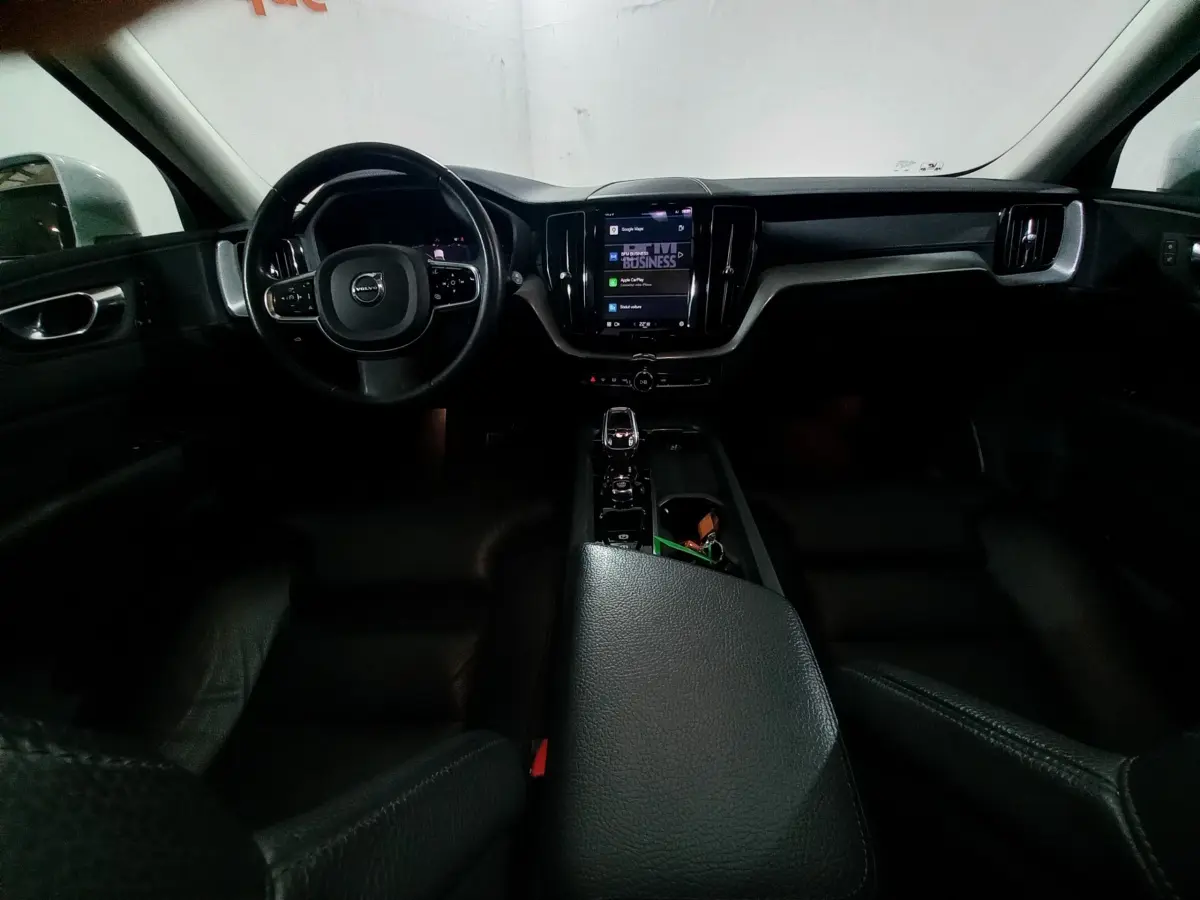 Intérieur noir du Volvo XC60 B4 2022 vu de face, avec tableau de bord tactile et volant multifonctions.