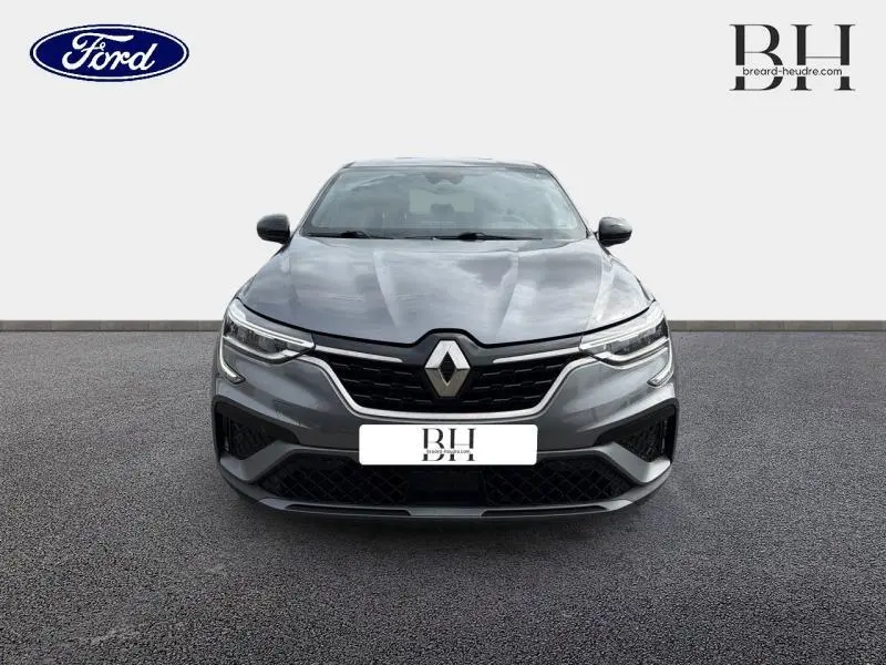 Vue avant d'un Renault Arkana gris métallisé 2023 avec calandre noire et phares LED distinctifs.