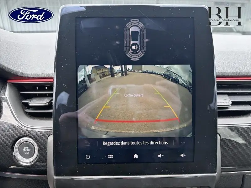 Vue rapprochée de l'écran tactile central affichant la caméra de recul d'un Renault Arkana gris métallisé, avec indication coffre ouvert.