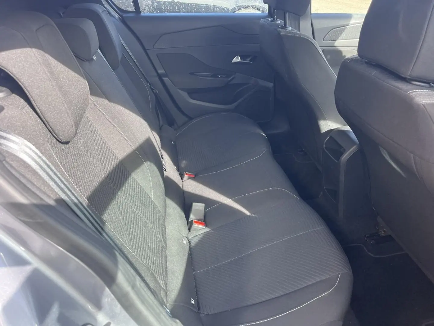Vue intérieure côté gauche de la banquette arrière noire de la Peugeot 308 2024 en tissu Renze.