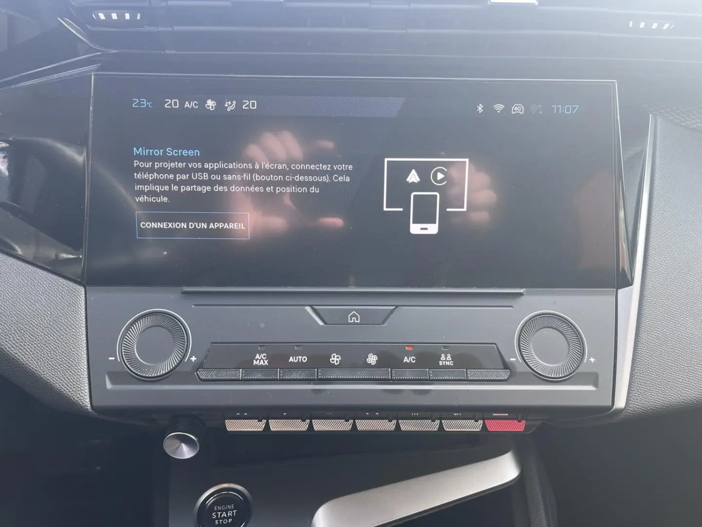 Vue rapprochée de la console centrale du Peugeot 308 2024 avec écran tactile et commandes climatisation.
