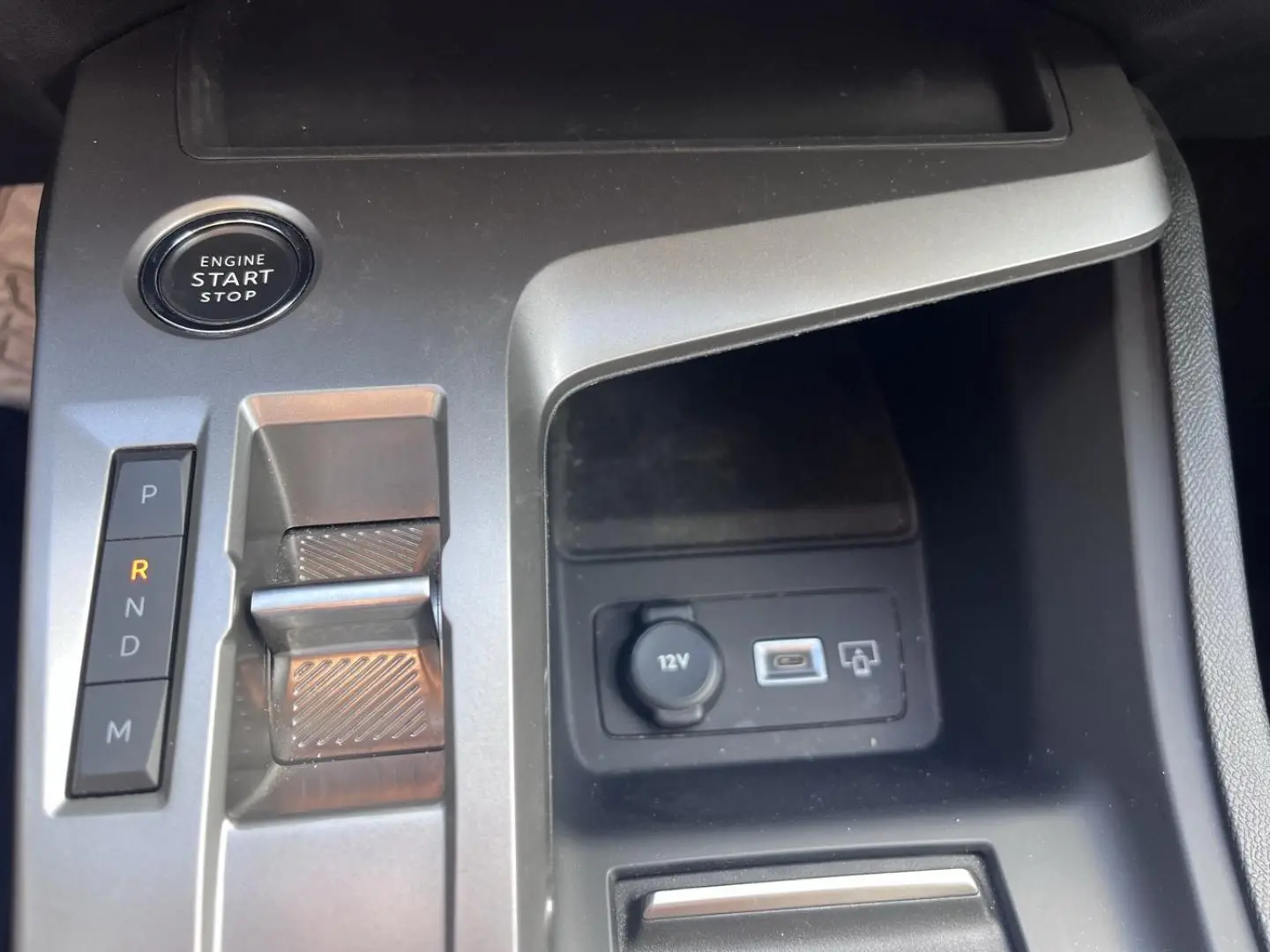 Gros plan sur la console centrale de la Peugeot 308 2024, avec bouton start/stop et sélecteur de boîte automatique gris Artense.