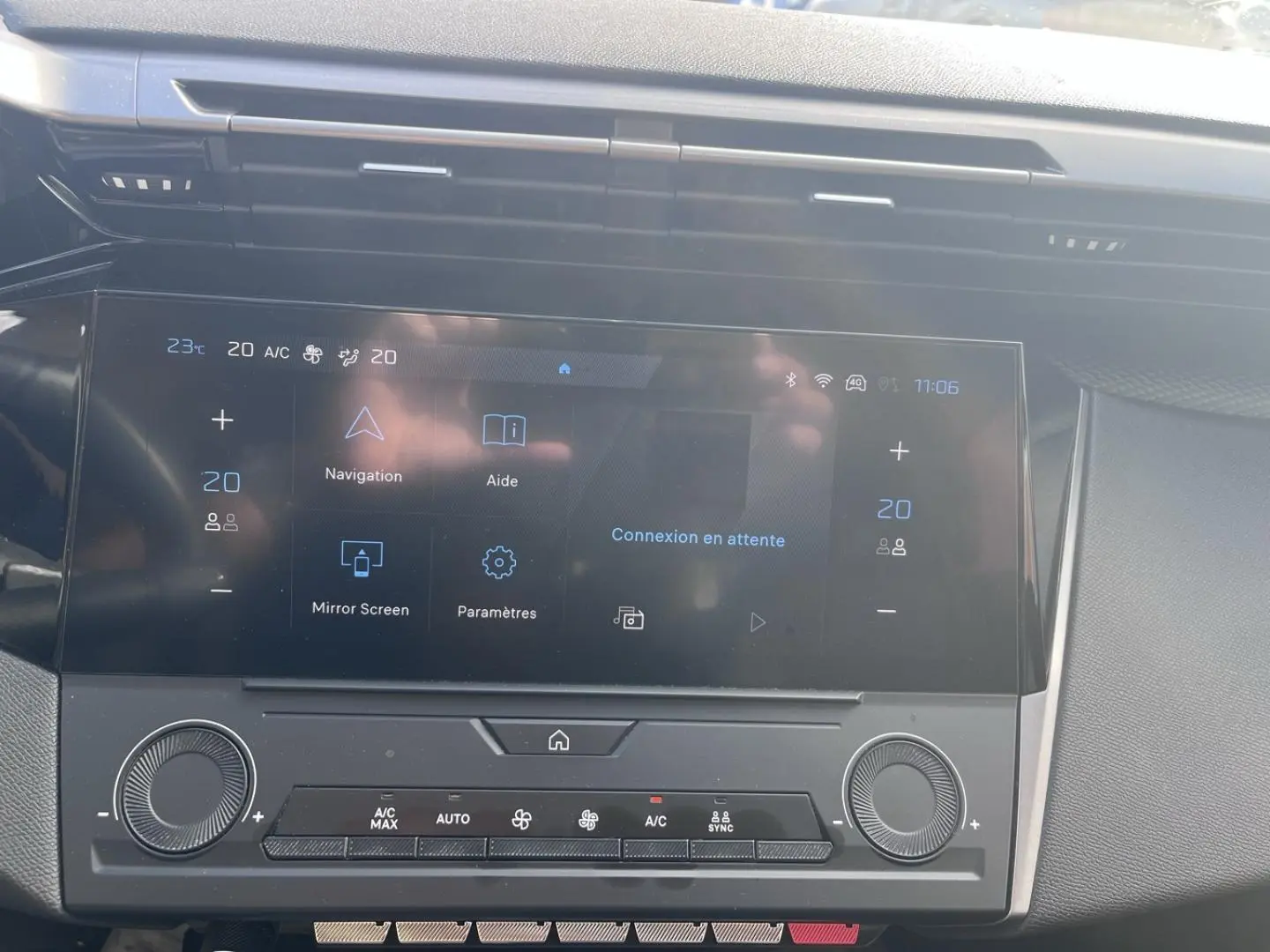 Écran tactile central de la Peugeot 308 2024 gris Artense, vue frontale du tableau de bord avec commandes climatisation.