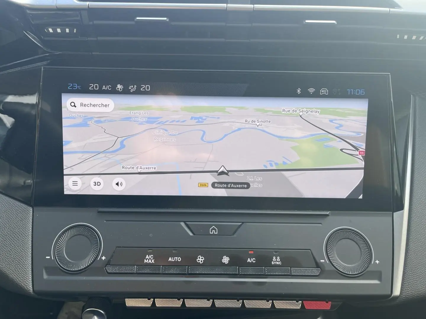 Écran tactile central du tableau de bord de la Peugeot 308 2024, affichant la navigation GPS en mode carte.