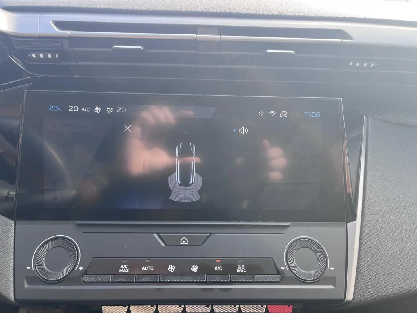Écran tactile central et commandes climatisation de la Peugeot 308 2024 en intérieur, vue frontale rapprochée.