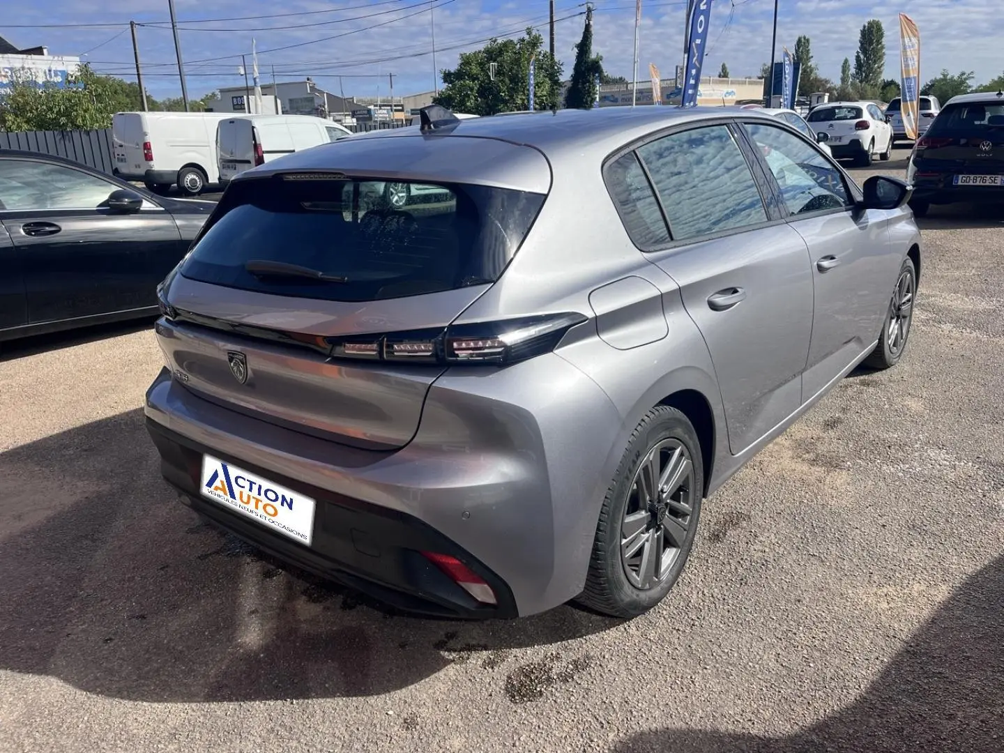 Peugeot 308 gris Artense vue 3/4 arrière droit, feux arrière LED et jantes alliage visibles en extérieur.