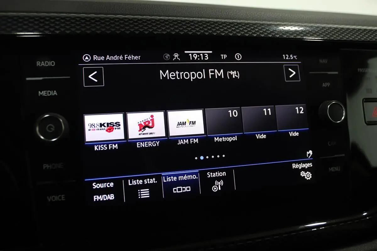 Écran tactile du système multimédia de la Volkswagen Polo 2022 affichant les stations FM avec interface noire brillante.