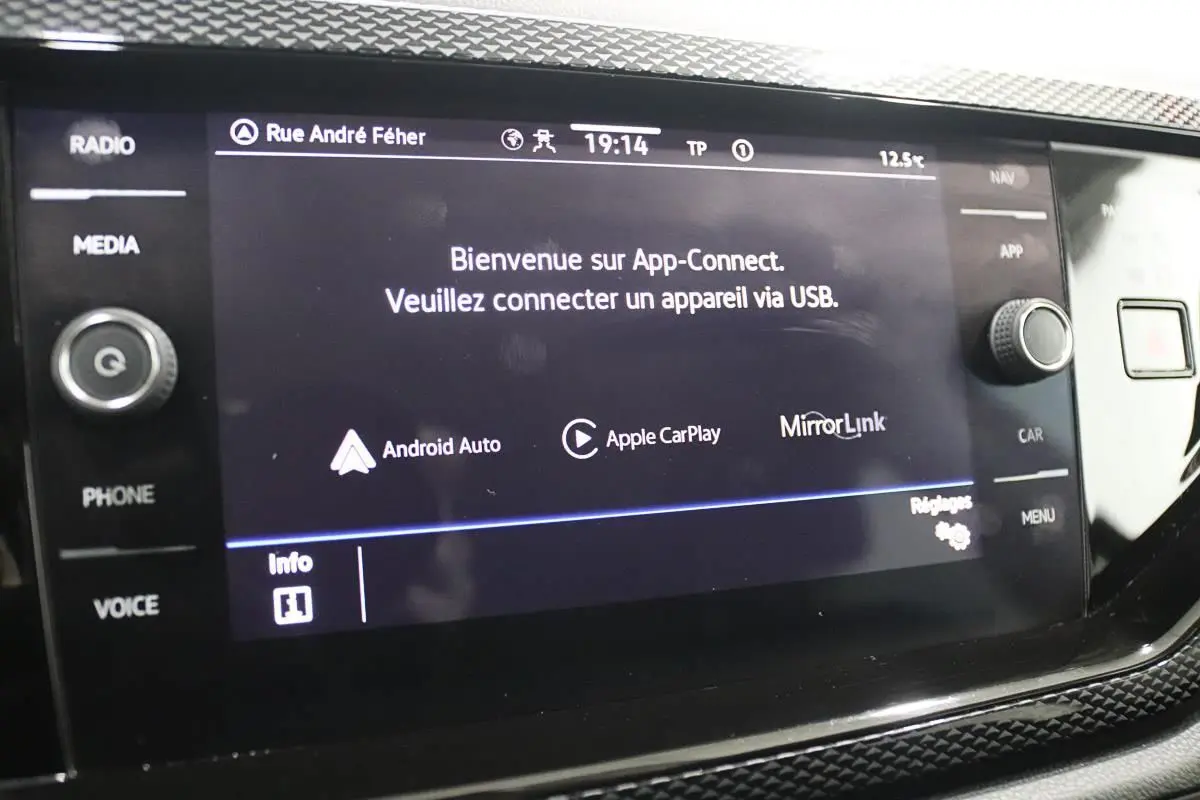 Écran tactile central de la Volkswagen Polo 2022 affichant l'interface App-Connect avec options Apple CarPlay et Android Auto.